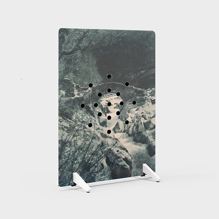 Hygiapoème [écouter le paysage], 2022 épreuve photographique sur cloison de bureau, 165 x 110 cm 