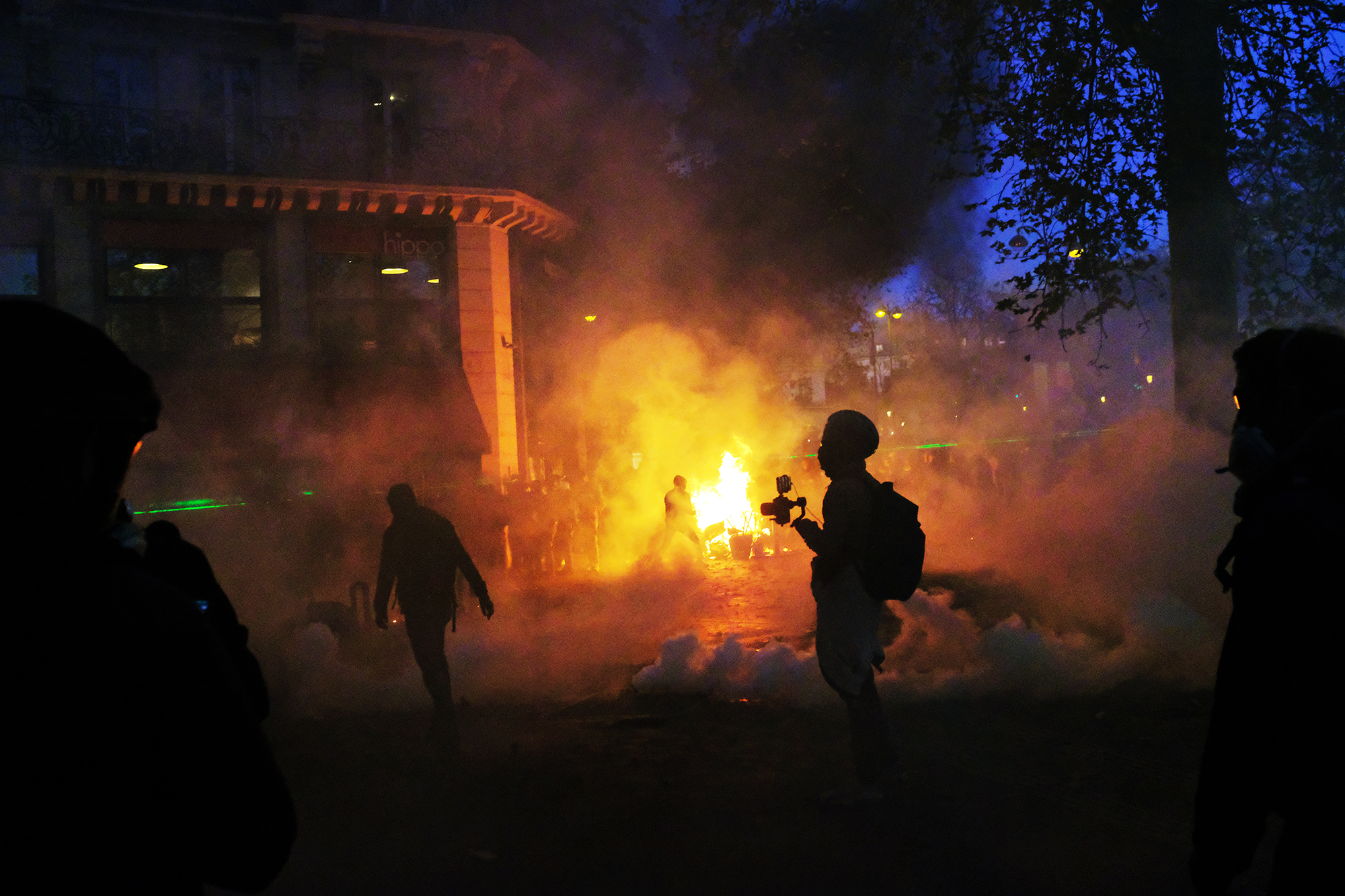 Philippe Sarfati-Reportage-photographer-photography-street-documentary-France-Paris-Sécurité Globale-manifestation-photojournalisme-photojournaliste-feu-fire