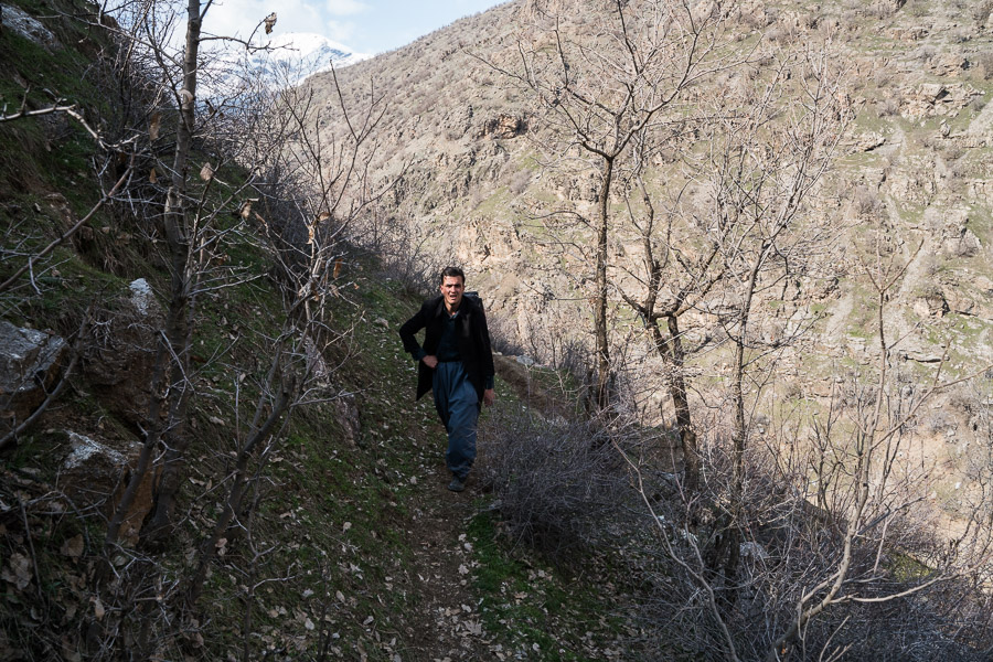 Zale, Kurdistan, Irak, mars 2019. Le village reste un point de passage pour les voyageurs venus du Rojhelat, le Kurdistan Est, en Iran, qui ne peuvent ou ne veulent pas emprunter les points de passage officiels, parfois simplement parce que le passage est trop chers. Ces jeunes hommes se rendent &agrave; un mariage. Le risque existe pourtant d'&ecirc;tre pris comme cible par les gardes fronti&egrave;res.