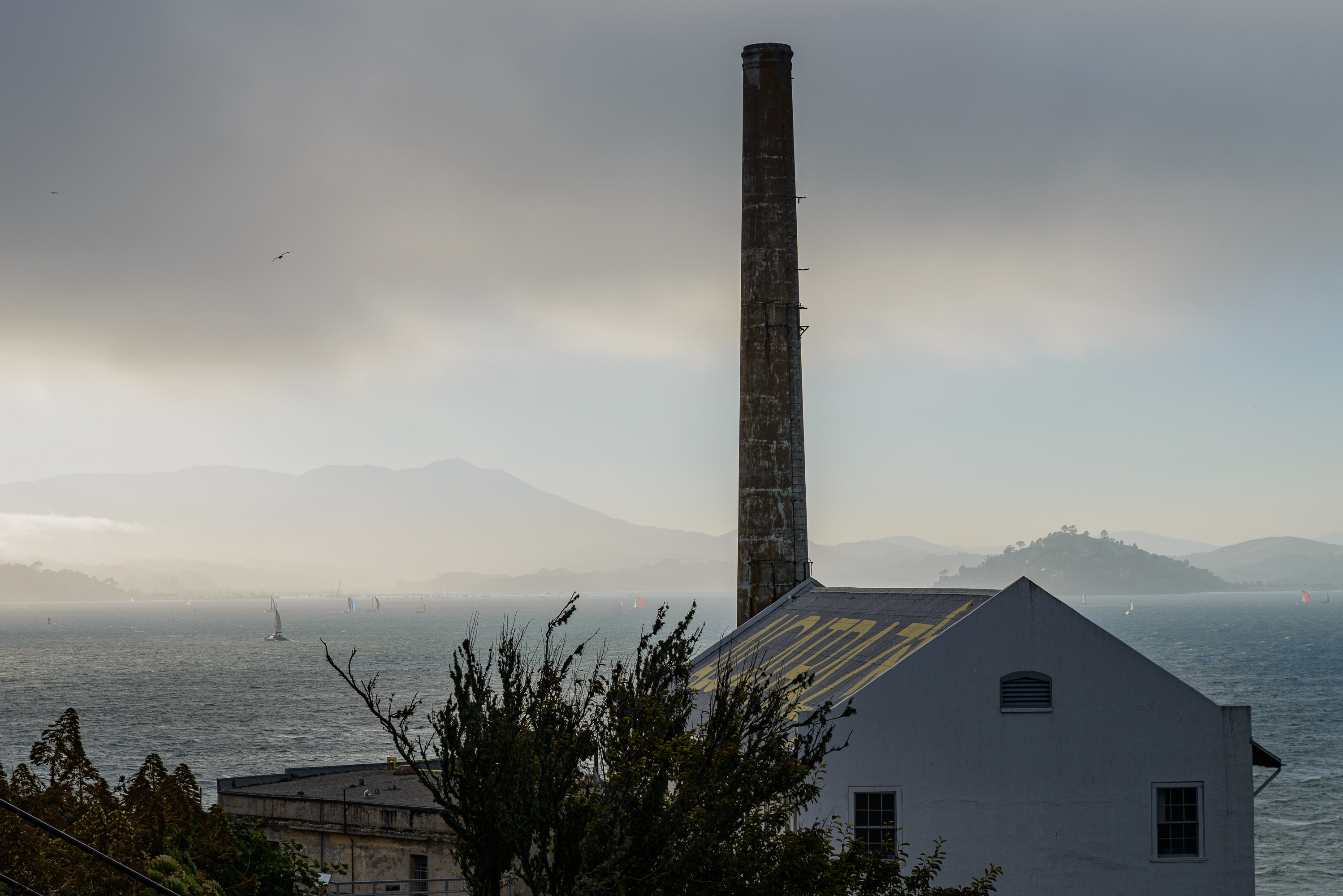 Alcatraz Island, île située dans la baie de San Francisco à 1,92 km du port de San Francisco en Californie. Célèbre prison jusqu'en 1963.