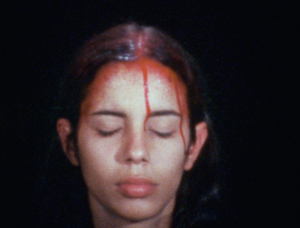 Ana Mendieta, Sweating Blood, 1973, Filmstill, Super-8-Film, Farbe, ohne Ton, Still: The Estate of Ana Mendieta Collection, LLC., Courtesy: Galerie Lelong & Co.