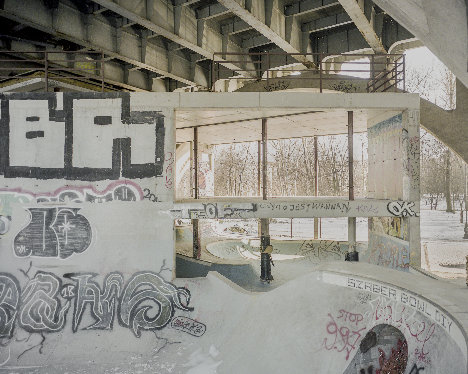 Biggest DIY spot for skaters in Warsaw, located inside an unfinished shopping mall under the Poniatowski bridge across the Vistula river. The spot is considered breach of construction law, and there talks held between city officials and skaters to set the situation and preserve the spot met with no resolution. it was partially demolished in 2023, when the renovations of the bridge begun.