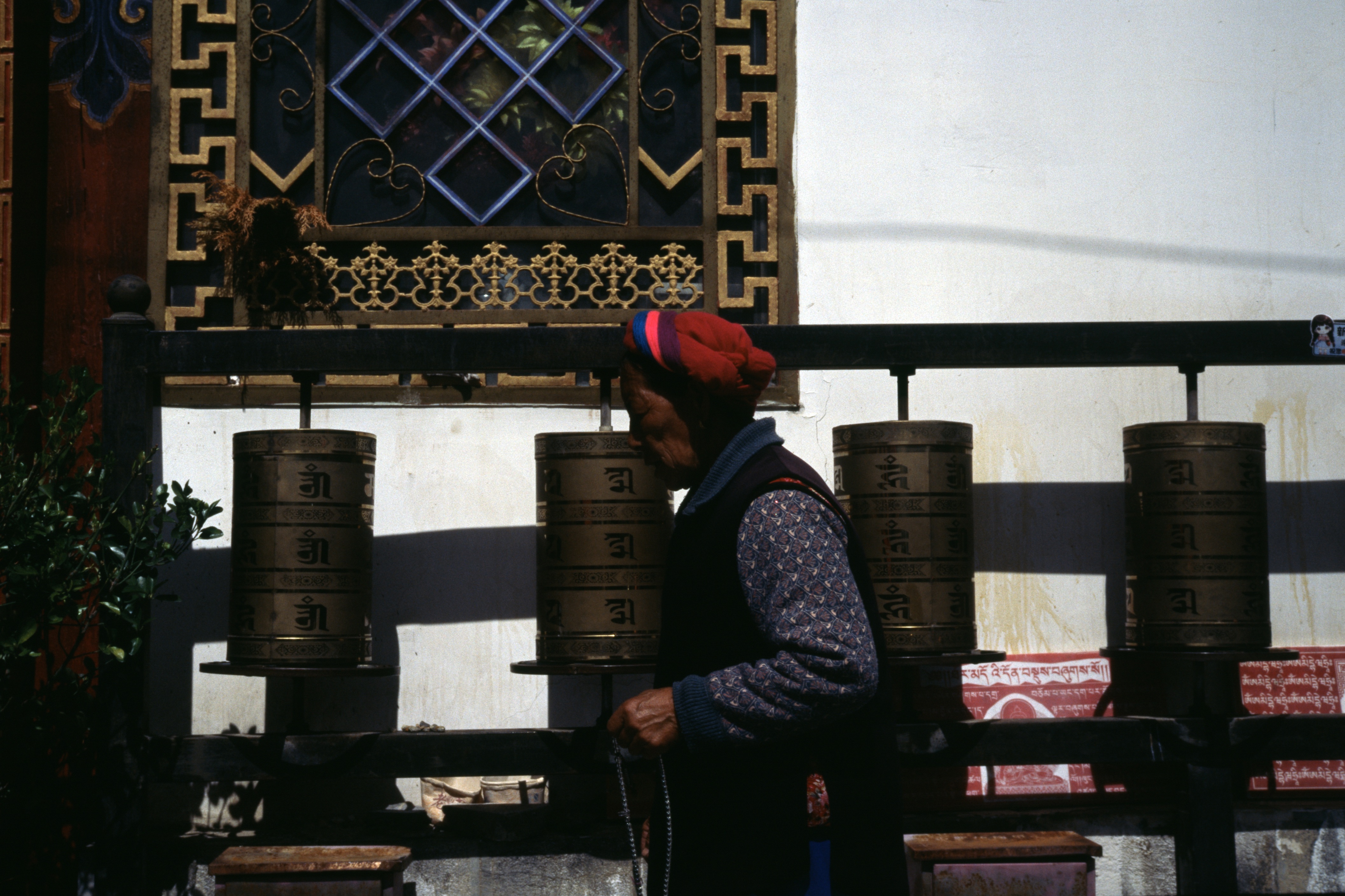 Yunnan woman praying, Feilei-si temple