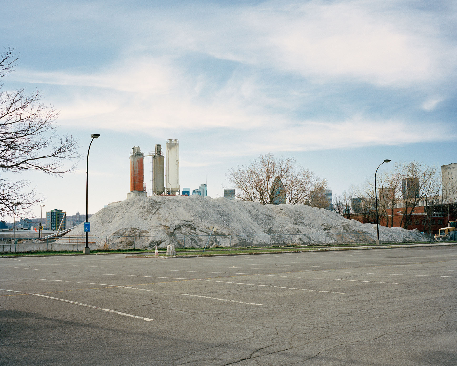 Parking Lot Facing North, Fall 2019, 32 x 40 inches/pouces, digital inkjet print, impression jet d'encre numérique, Goose Village, 2022