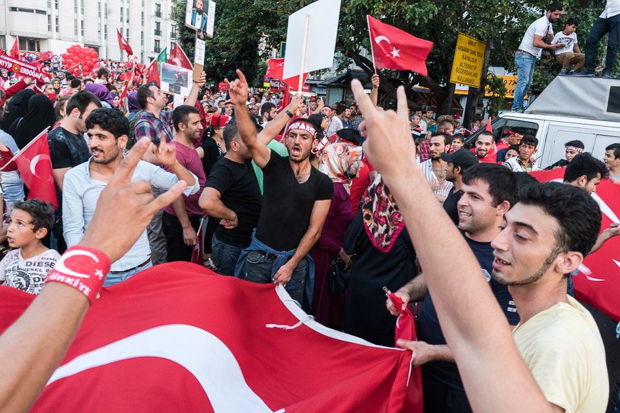Ces partisans d'Erdogan font le symbole des loups gris, groupuscule ultranationaliste et conservateur, qui apr&egrave;s le coup d'&eacute;tat a commenc&eacute; &agrave; s'en prendre aux minorit&eacute;s. Deux semaines apr&egrave;s le coup d'&eacute;tat avort&eacute; en Turquie, Erdogan organise un meeting g&eacute;ant sur la place de Yenikapi. Des millions de personnes d&eacute;ferlent dans les rues du quartier, la place et les art&egrave;res sont submerg&eacute;es par une mar&eacute;e humaine. Lors de ce discours, Erdogan annoncera l'orientation politique de son r&eacute;gime.