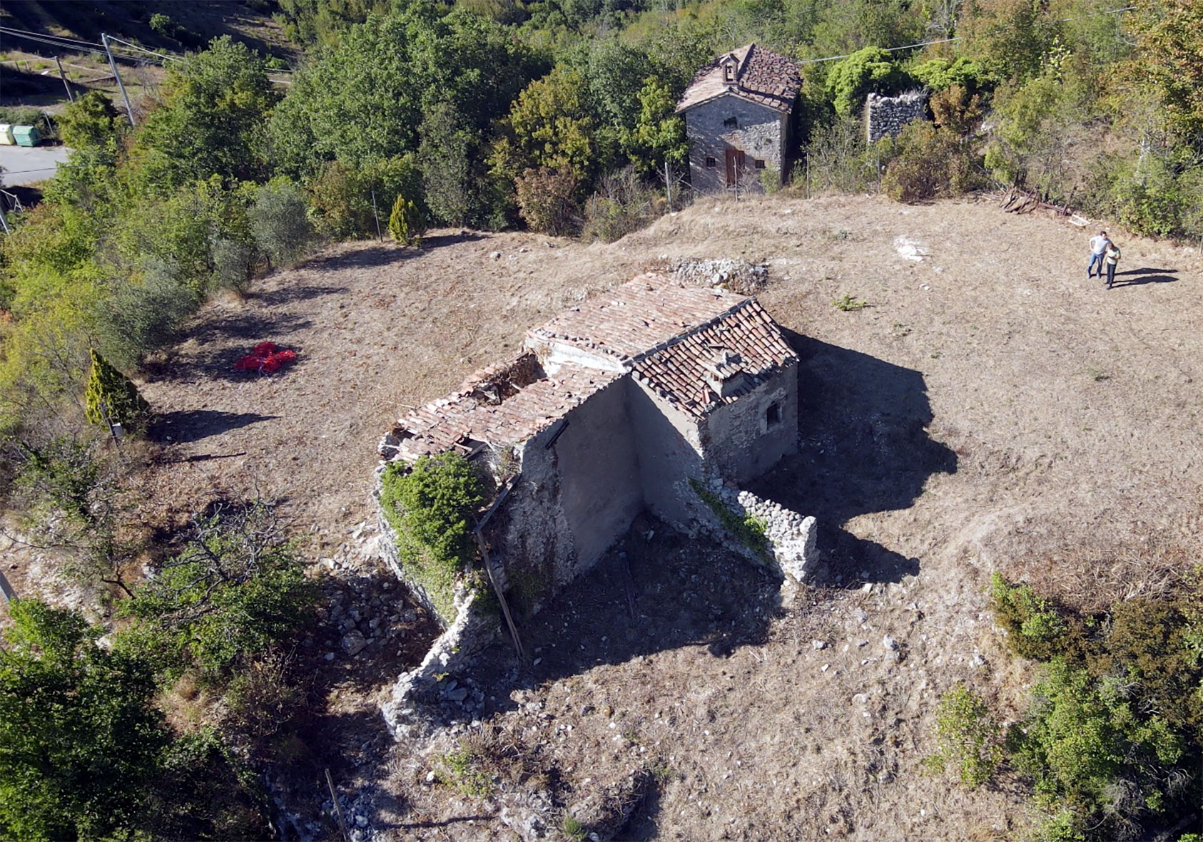 le projet: démolir l'ancien et réutiliser la pierre dans les fondations en gabions de la nouvelle construction: pas une seule goutte de béton est prévue!
