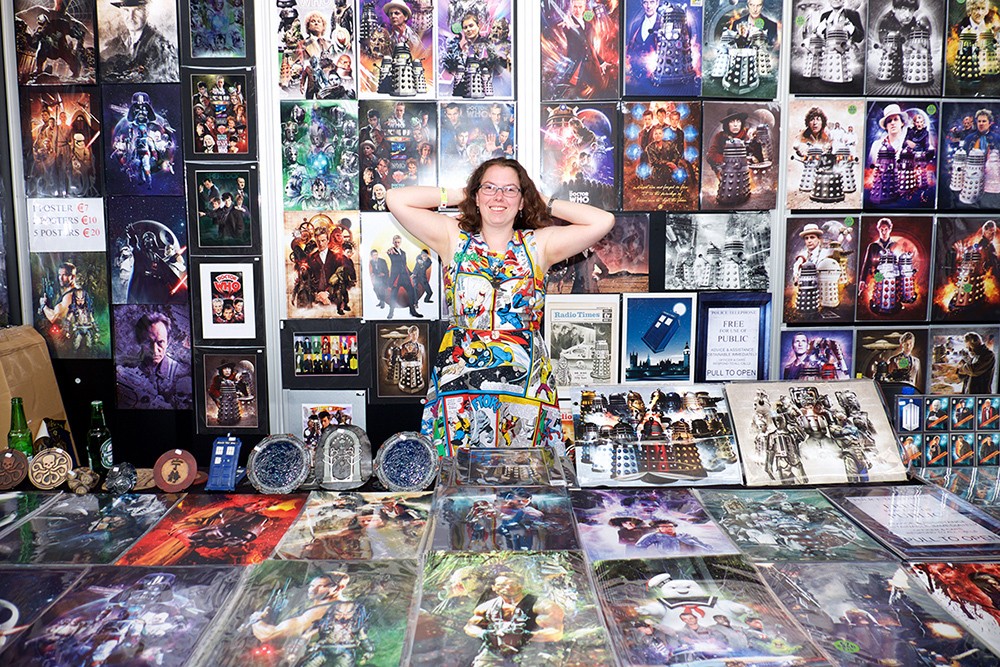 Fans en nerds in schurkenpakken en heldenkostuums