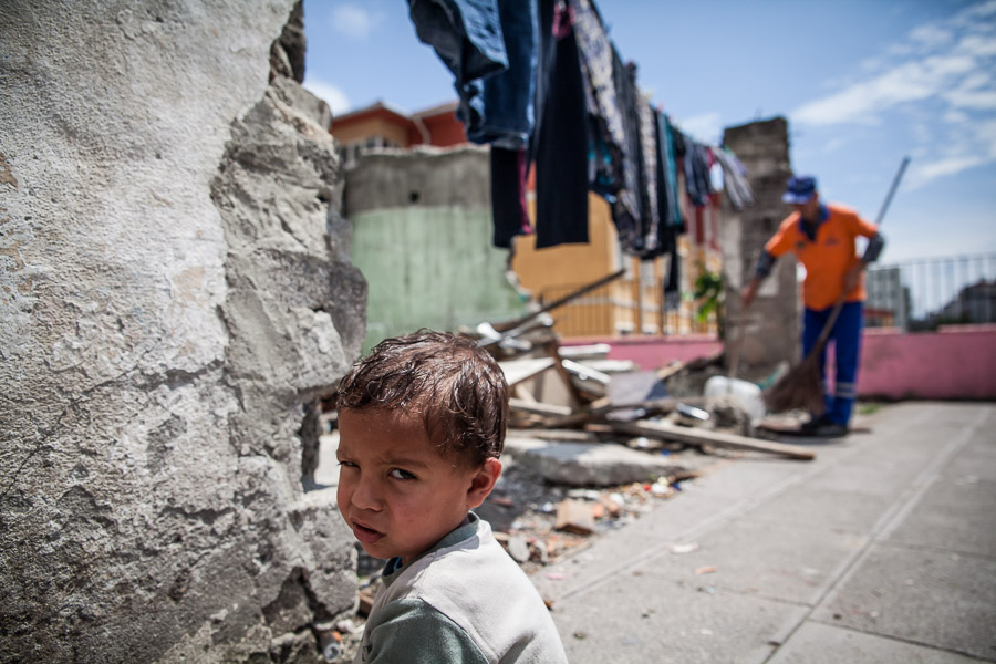 Istanbul, Turquie. R&eacute;fugi&eacute;s kurdes de Syrie. Seul endroit pour jouer pour ce bambin kurde syrien dont les parents, originaires de la r&eacute;gion d'Afrin, vivent dans un r&eacute;duit &agrave; m&ecirc;me la rue, qui servait autrefois de d&eacute;charge avant qu'ils le retapent et s'y installent dedans.