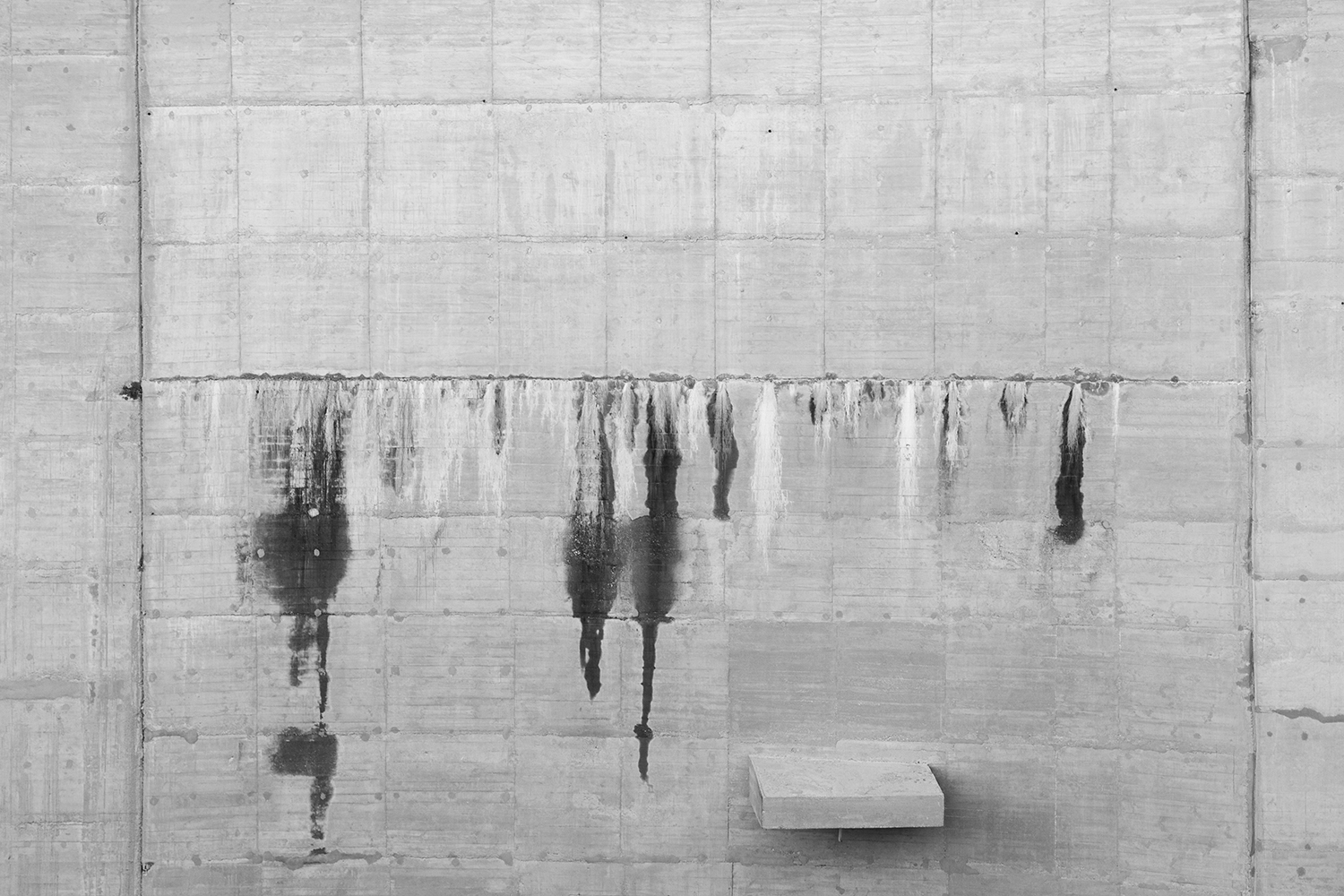 carina martins, hub-structures - fotografia a preto e branco de infiltracoes de agua na parede de uma barragem