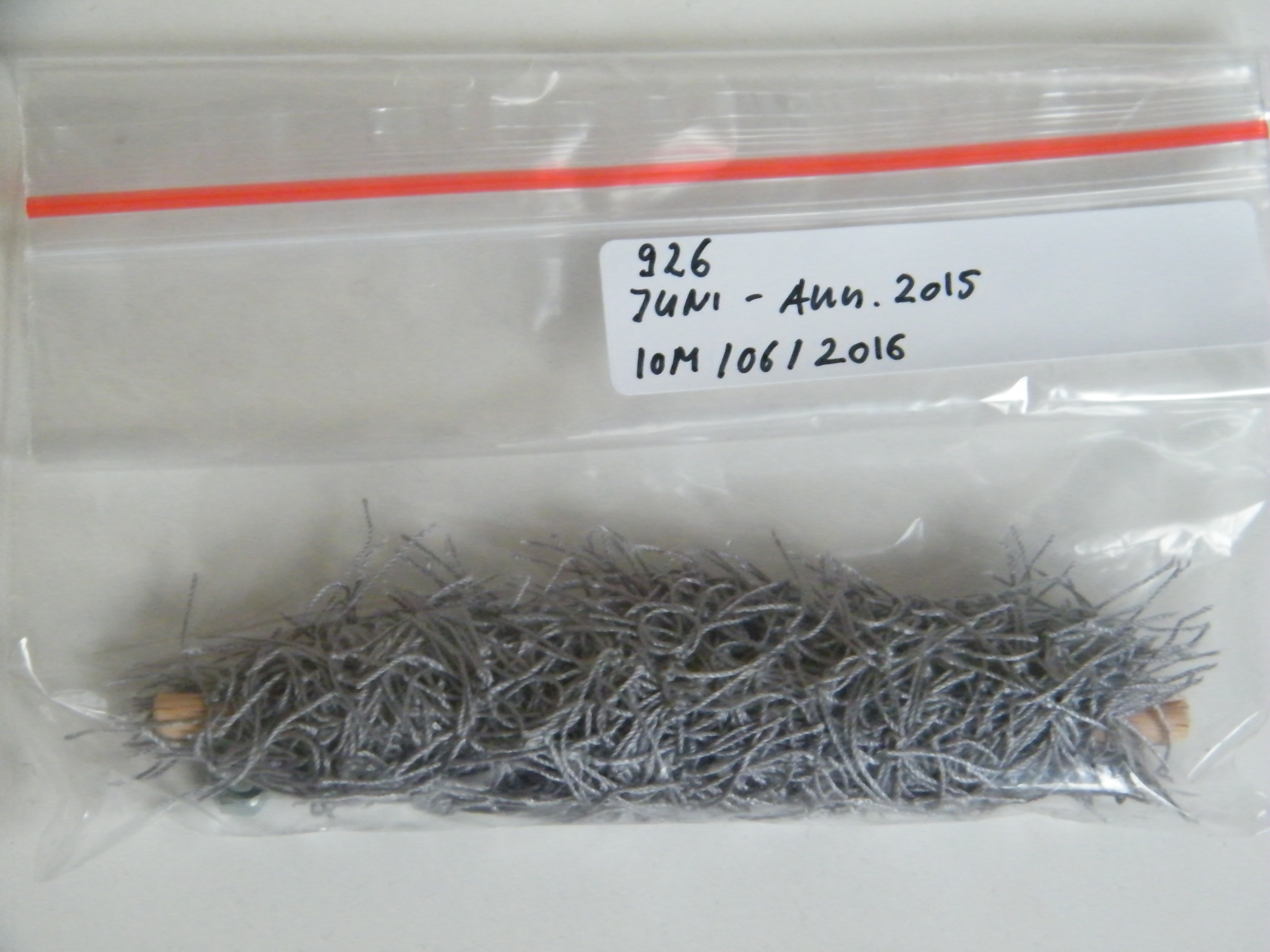 Elise Schaller, TRACES, Fadeninstallation, 2016 - Heute, 21.216 Knoten für die Vermissten und Toten im Mittelmeer (Stand : 20.6.21)