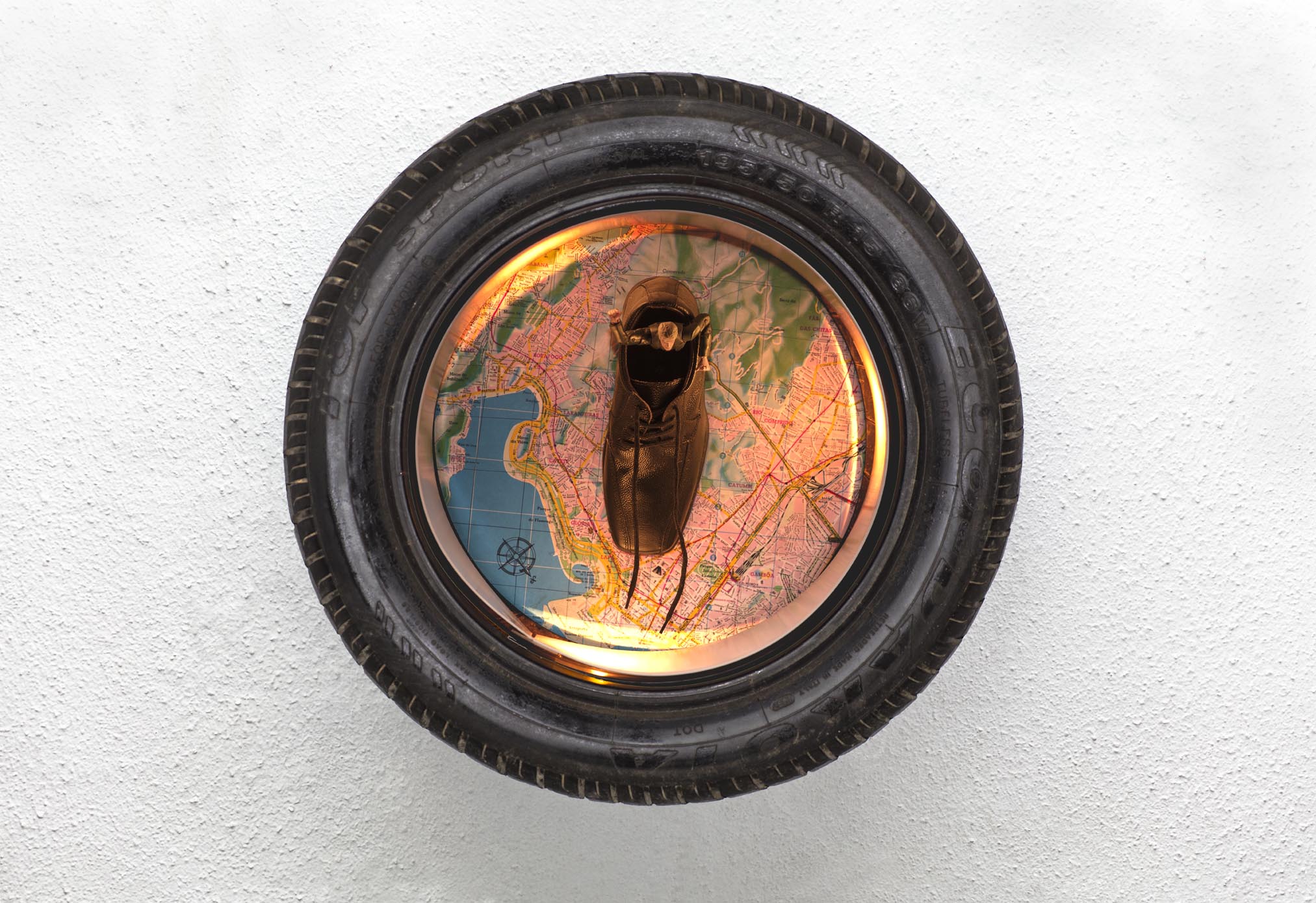 PEDESTRE – Pneu, sapato, mapa, boneco plástico – 60 cm - 2014