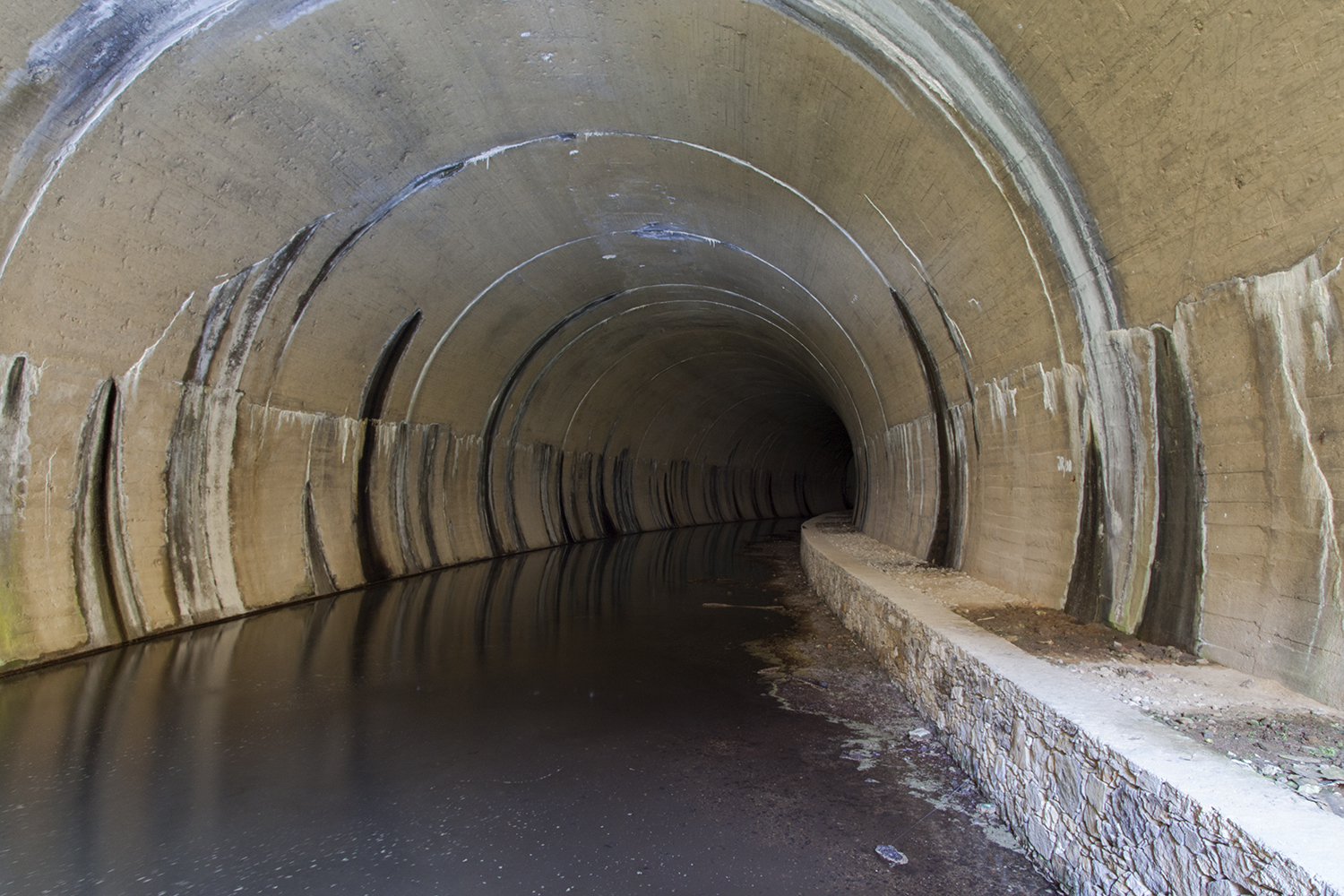 tunel de barragem com agua