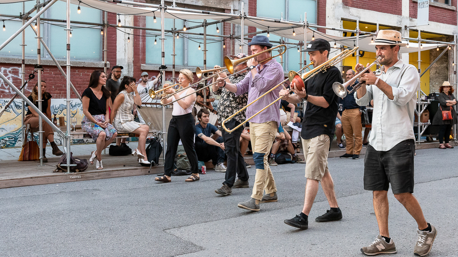 Scott Thomson et ses cuivres (une proposition d'Esther Bourdages), Place publique 2018. Photo : Hugo St-Laurent
