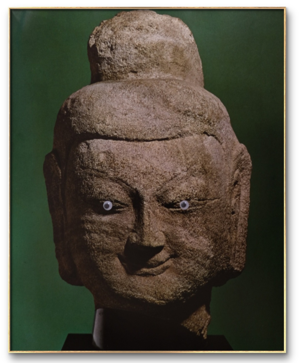 Cabeça de Buda. origem: China. século IV. Dinastia Wei do Norte. Pedra. Fragmento de um templo Yun-kang. 23 x 28.5 cm