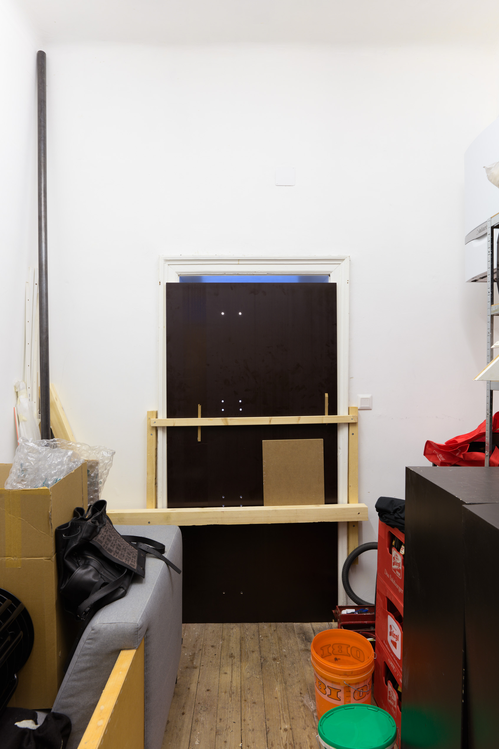 Handshake, Installationansicht (16.3.24, 16:00), Kevin Space 2024. Foto: Maximilian Anelli-Monti.