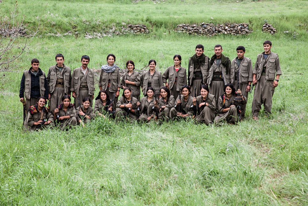 Qandil, kurdistan. La guerilla du PKK est organis&eacute;e en petites unit&eacute;s ind&eacute;pendantes, qui vivent s&eacute;par&eacute;es les unes des autres et ont leur propre autonomie. Cette unit&eacute; est compos&eacute;e de jeunes recrues, de 1 &agrave; 5 ans d'exp&eacute;rience. Chaque groupe a un leader, et se compose d'hommes et de femmes. Toutefois, hommes et femmes vivent s&eacute;par&eacute;ment - toutes relations intimes entre eux sont &eacute;videmment proscrites. Le chef d'unit&eacute; est responsable de la logistique de son groupe : nourriture, campement, &eacute;quipement... Femmes et hommes effectuent les m&ecirc;mes t&acirc;ches, l'&eacute;galit&eacute; des sexes &eacute;tant une valeur essentielle du pkk.