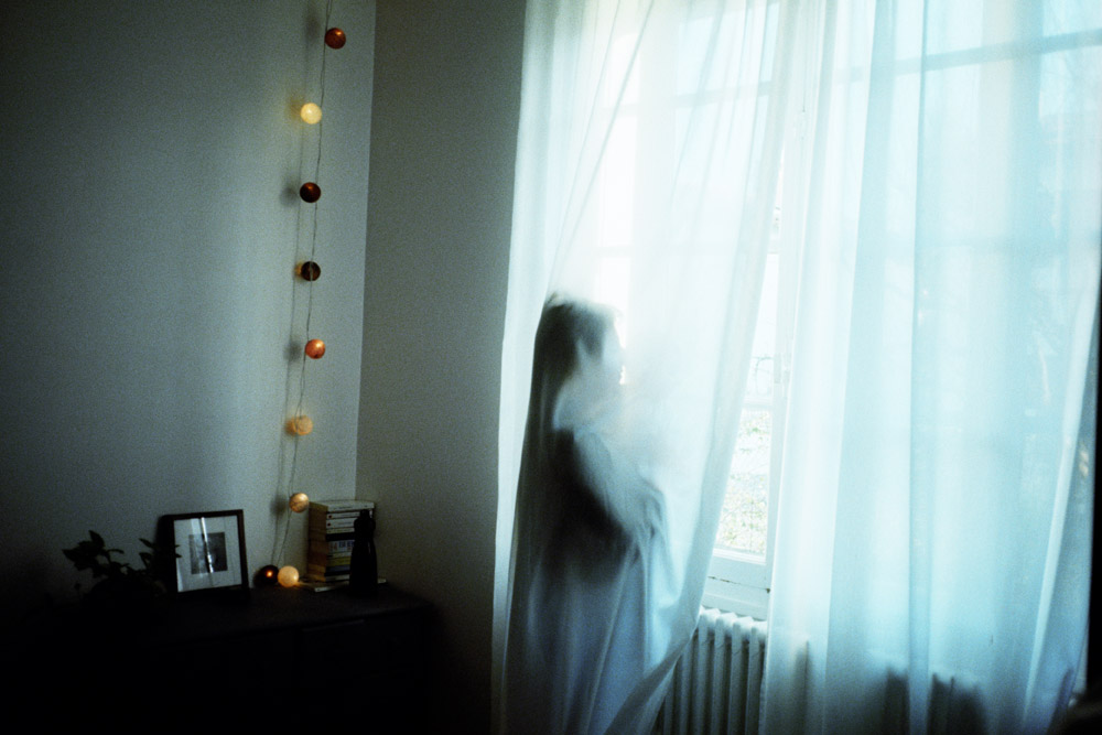 Eté 2016. A peine dits, il y a des mots que l'on regrette. Des mots qui attaquent l'amour, portent la peine. Ils passent avec le temps paraît-il, sans que je sache si cela renforce ou fissure discrètement notre fragile équilibre.