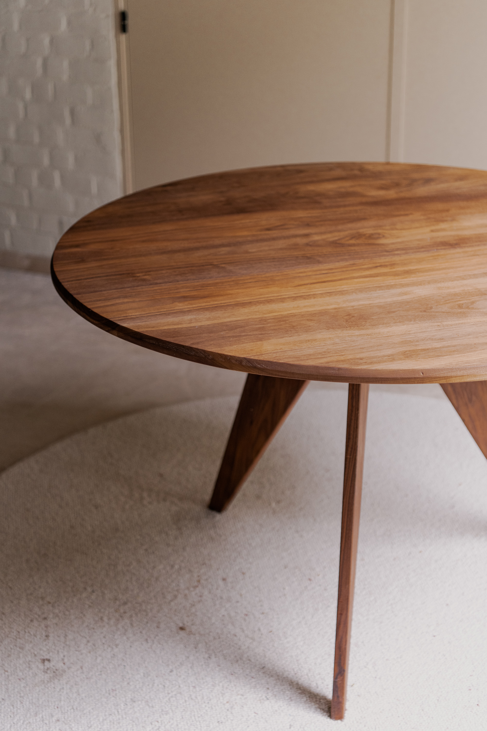 TB02 solid round table