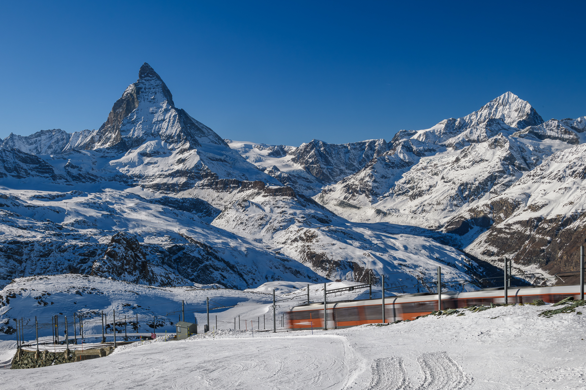 Pause longue pour le train à crémaillère devant le Cervin.