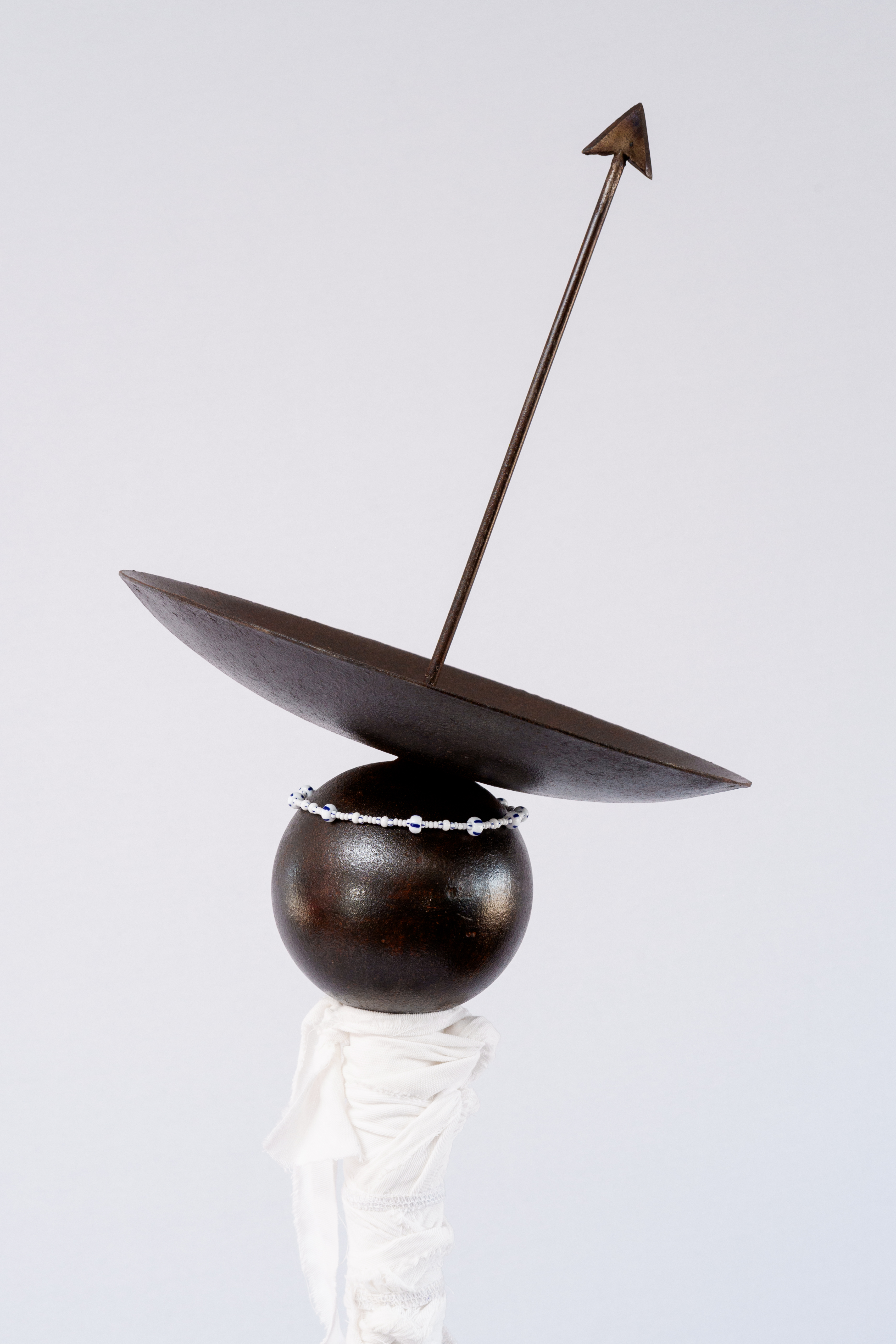 AS CONTAS DO MEU ROSÁRIO SÃO BALAS DE ARTILHARIA (3)Ferro, lápis lazuli, tecido e vidro. 181 x 34 x 40 cm. 2024