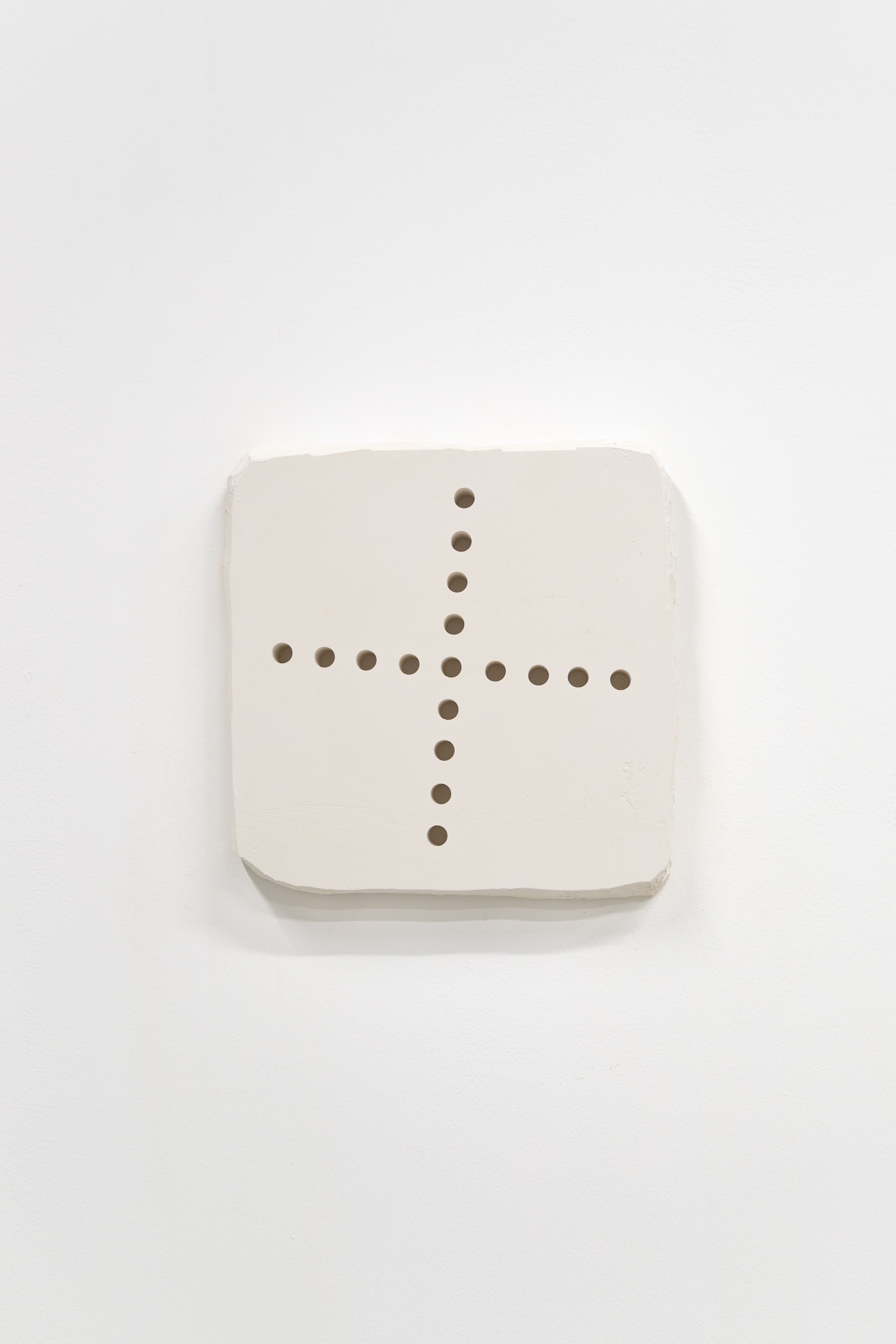 Trou, plaque, ligne 17, plâtre, 22,5 x 22,5 x 3 cm, 2025