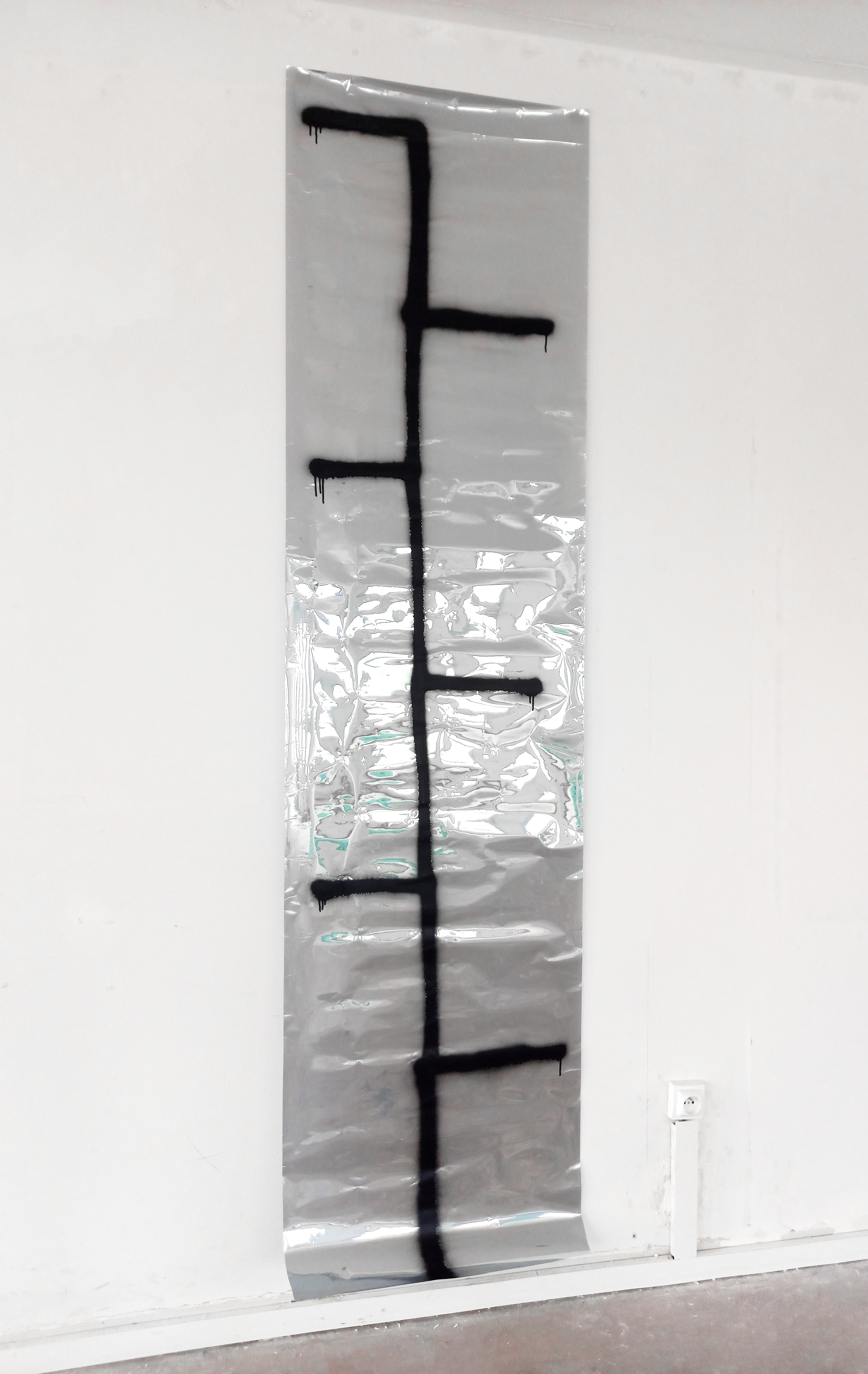 Arbre / peinture aérosol sur film réfléchissant / h=228cm / 2025.