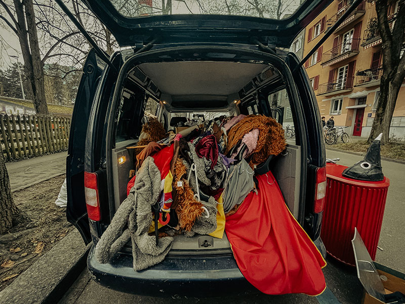 Im Auto sichtet er seine Eink&auml;ufe: Die Suche nach den besten Sch&auml;tzen f&uuml;r den Wiederverkauf beginnt.