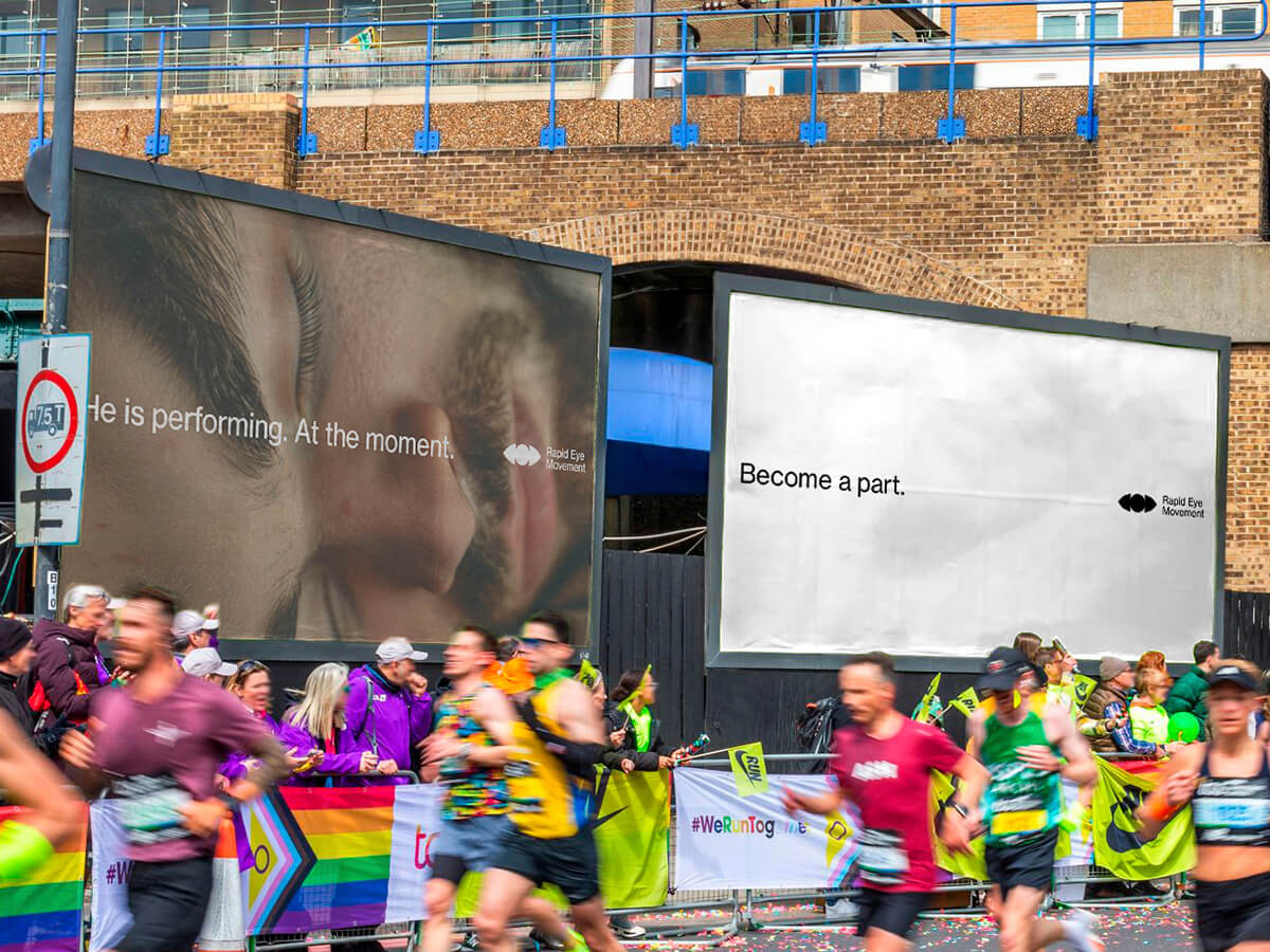 2 big posters are presented next to a marathon run