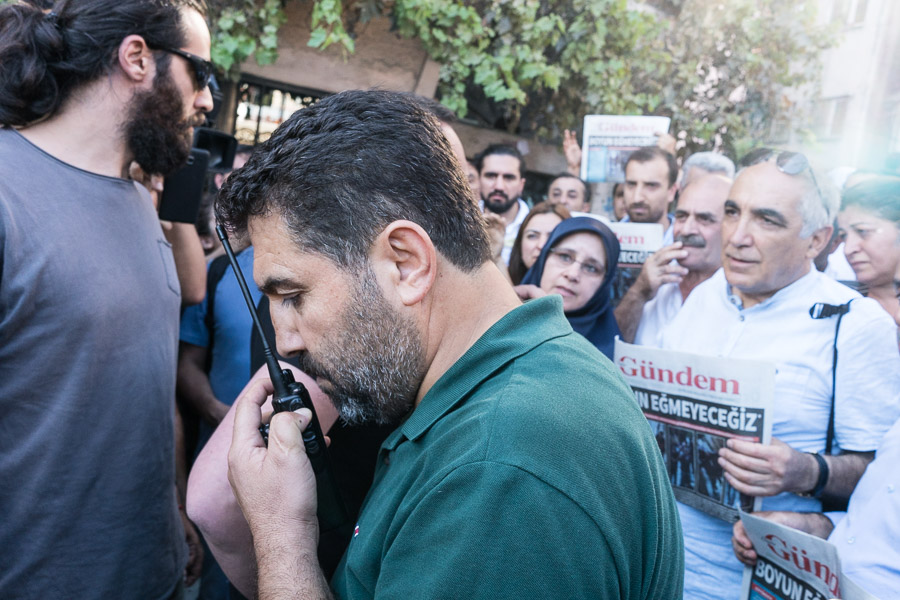Mardi 16 ao&ucirc;t, le journal prokurde &ouml;zg&uuml;r G&uuml;ndem a &eacute;t&eacute; interdit sur d&eacute;cision de justice. Les locaux ont &eacute;t&eacute; saccag&eacute;s, et une trentaine de journalistes emmen&eacute;s en garde &agrave; vue, dont plusieurs risquent la prison. Un pas de plus dans l'intimidation et la censure des voix dissonantes en Turquie.