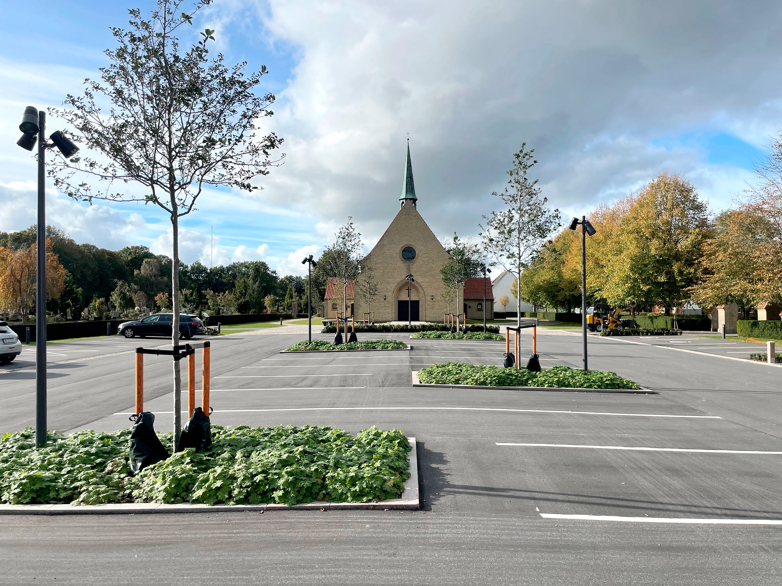 Rumlig inddeling af p-pladsen med træer og plantebede