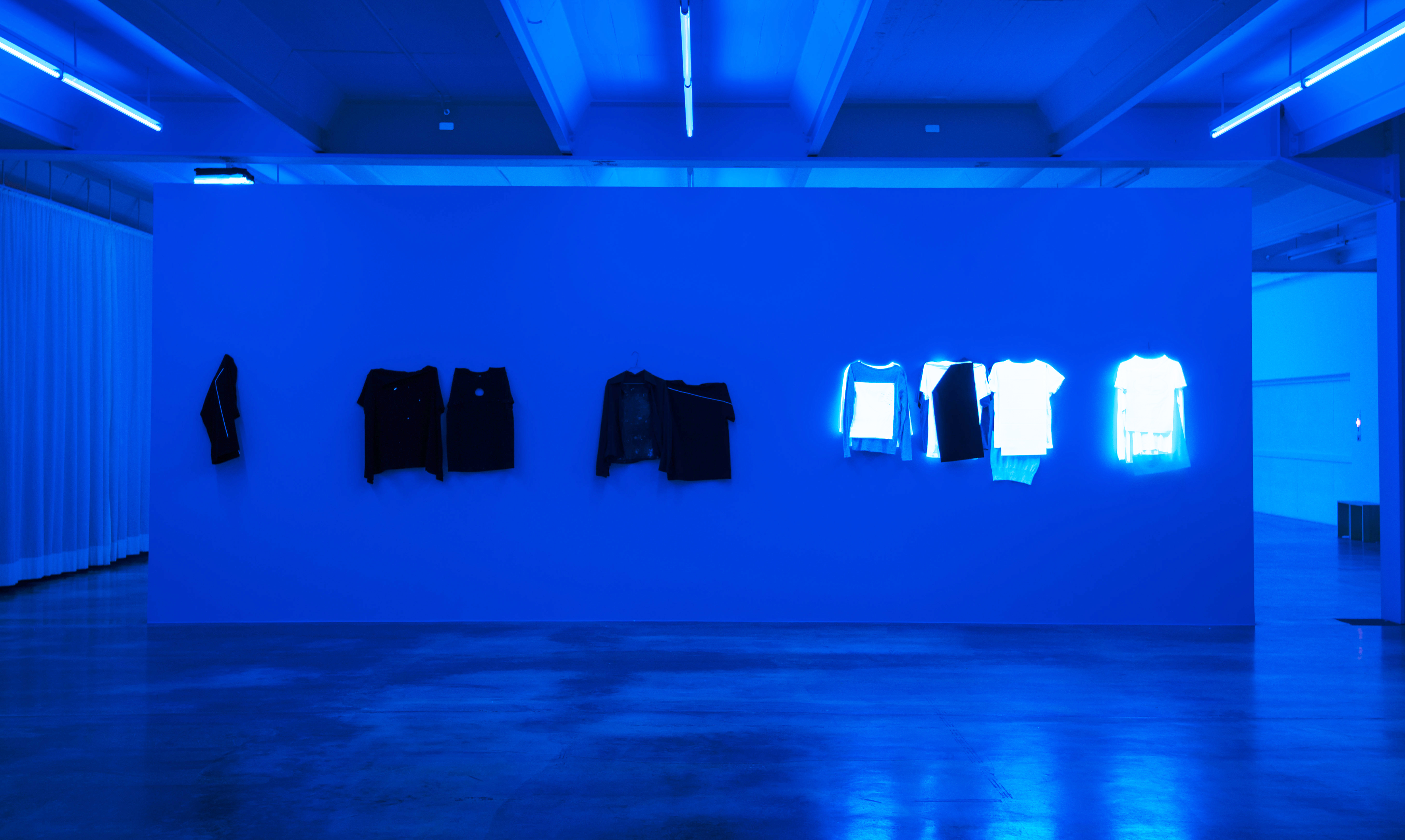 ohne Titel,(Ichs), 2013 T-Shirts, Garne, Staub, verschiedene Textilien