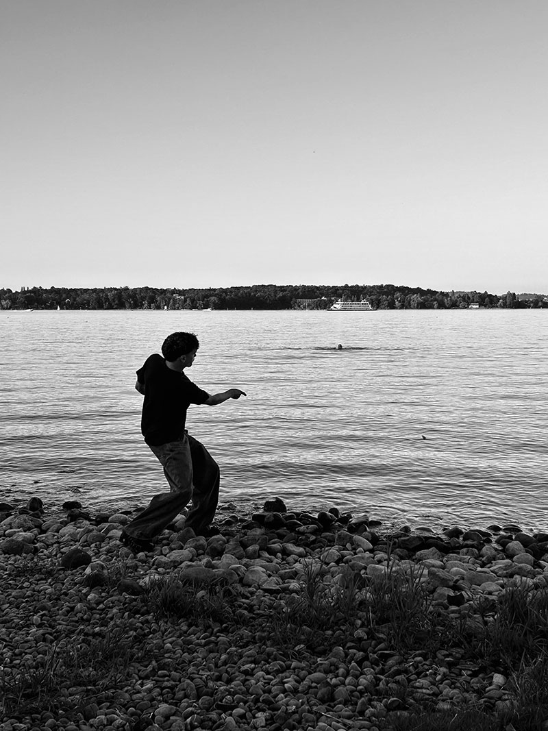 Am Ufer &ndash; ein Wurf &uuml;ber unsichtbare Linien. 