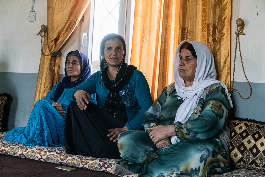 Camp de Maxmur, Irak. Dimanche, les représentants de la commune du district 1 se réunissent. Ils discutent des visites de voisinage faites dans la semaine. Un des problèmes soulevés, les jeunes qui restent dehors tard alors que les plus âgés s'inquiètent des problèmes de sécurité.