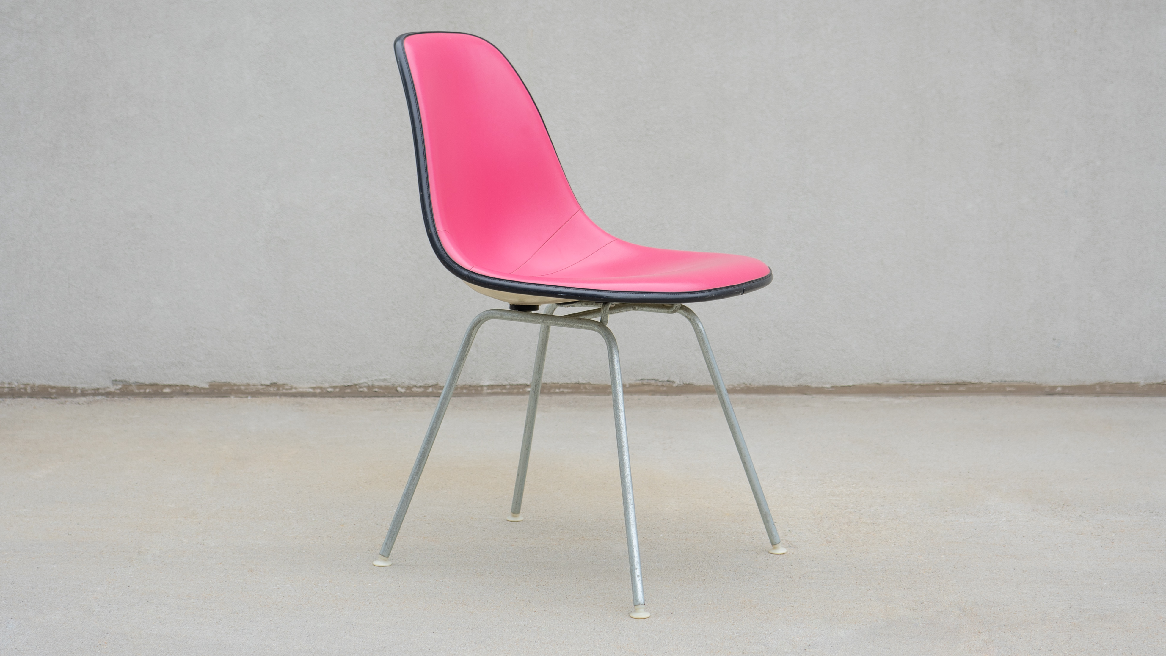SWEETERFAT HERMAN MILLER PINK EAMES CHAIR DSX, 70S RARE PINK EAMES CHAIR MID CENTURY MODERN