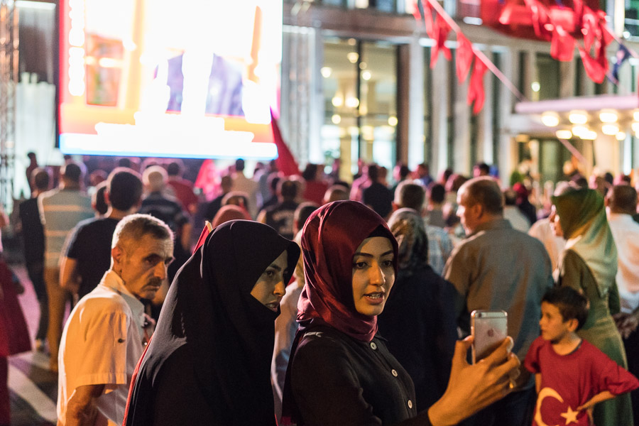 Deux semaines apr&egrave;s le coup d'&eacute;tat avort&eacute; en Turquie, rassemblement de soutien &agrave; Erdogan dans le quartier conservateur de Fatih.