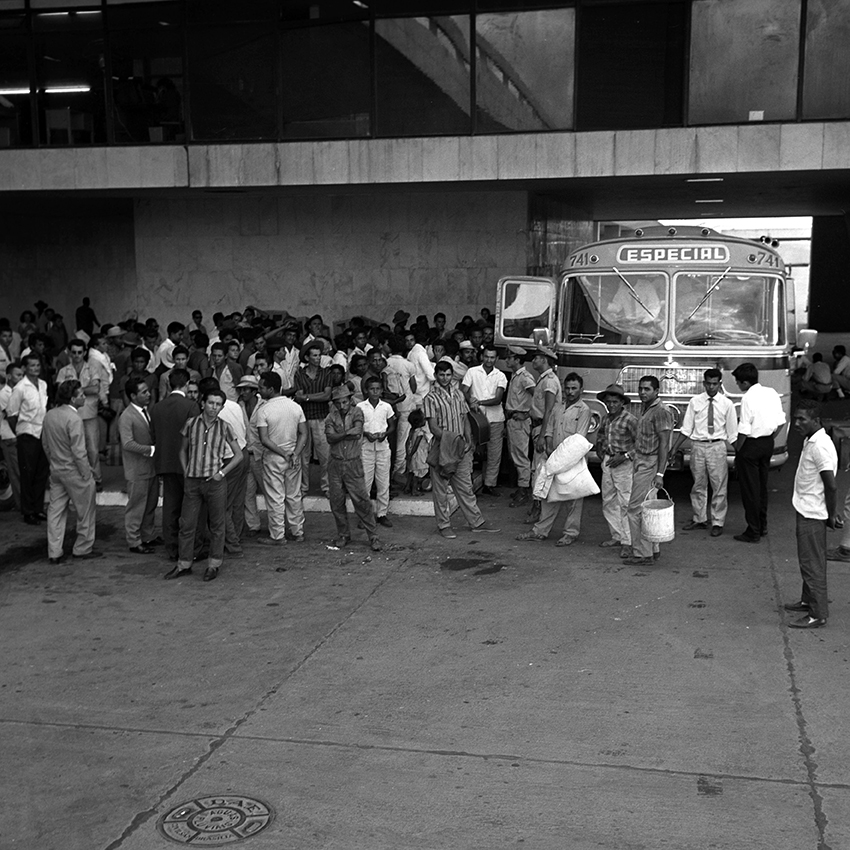 7: Operação Retorno para expulsão de trabalhadores desempregados após a conclusão das principais obras arquitetônicas de Brasília, na Rodoviária [operation Return for the expulsion of unemployed workers after the completion of the main architectural works of Brasília, at the Bus Station], 13 abr 1964 