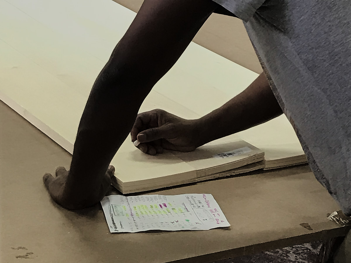 L'ébéniste sélectionne les plaques et leur répartition 