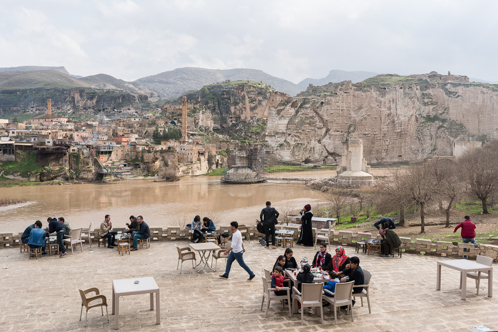 Hasankeyf, 2017. L'&eacute;ch&eacute;ance se pr&eacute;cise avant l'ouverture du barrage qui engloutira finalement plus de la moiti&eacute; de la ville historique de Hasankeyf en 2020. Les habitants qui perdront leur maison seront relog&eacute;s quelques centaines de m&egrave;tres en amont dans une nouvelle ville.