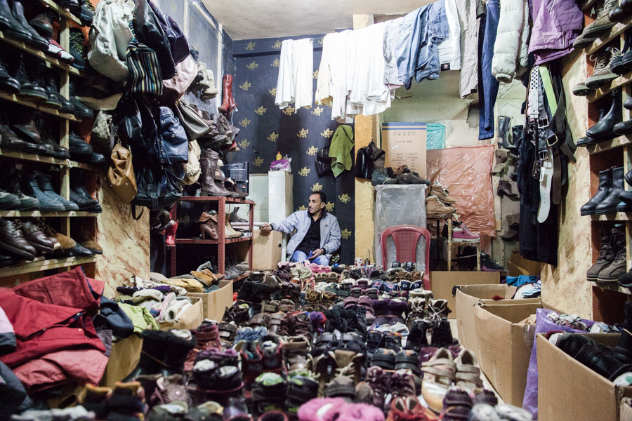 Shatila camp, beirut Les petits commerces constituent la principale activit&eacute; &eacute;conomique du camp, bien souvent insuffisante pour nourrir une famille. 