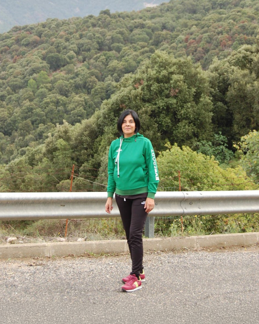 "Ogni mattina vado a camminare nella vecchia strada che da Oliena porta a Orgosolo, durante il percorso incontro altri paesani con i quali socializzo e spesso continuiamo il tragitto insieme. La bellezza del paesaggio che mi circonda e la natura incontaminata mi danno la carica per affrontare la giornata."