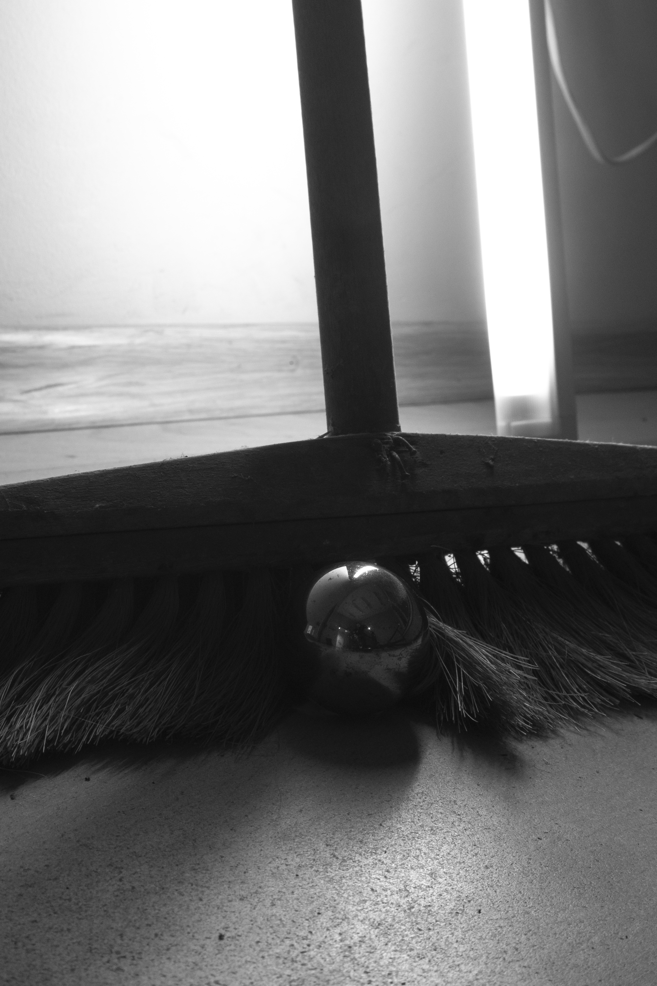 Kristaps Freimanis & Laima Daberte Variācijas ar slotu 1 (2023) slotas, gaisma, tērauds Foto Kristaps Freimanis