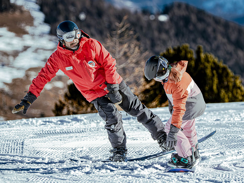 Snowboardlehrer vermittelt Technik und Freude am Wintersport.