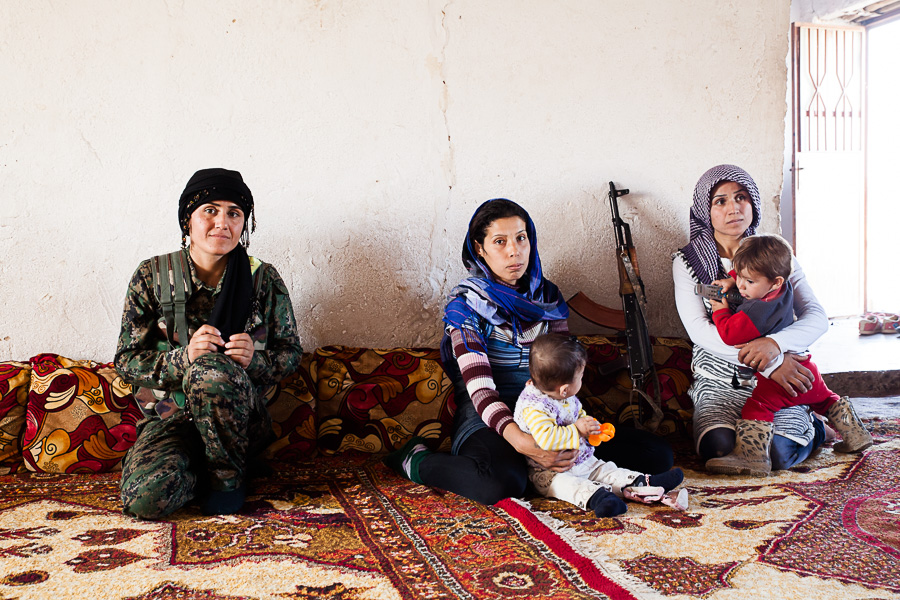 Octobre 2014. Sehal, une des ses soeurs et sa belle  soeur. Sehal a d&eacute;cid&eacute; de rejoindre les YPJ il y a un an, apr&egrave;s ses deux fr&egrave;res. Pour cette jeune fille issue d'un village rural, un nouveau monde s'est ouvert, avec des libert&eacute;s et un acc&egrave;s &agrave; l'&eacute;ducation auquel elle n'aurait peut &ecirc;tre pas eu acc&egrave;s autrement.