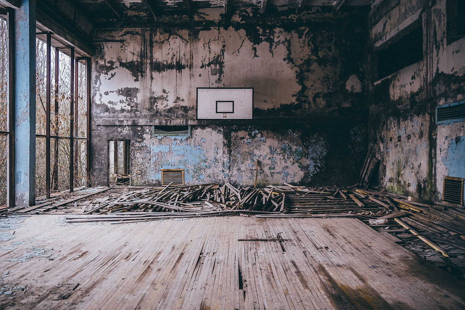 Fotografía Eurasia Viajes Chernobyl Pripyat cancha de baloncesto abandonada ciudad