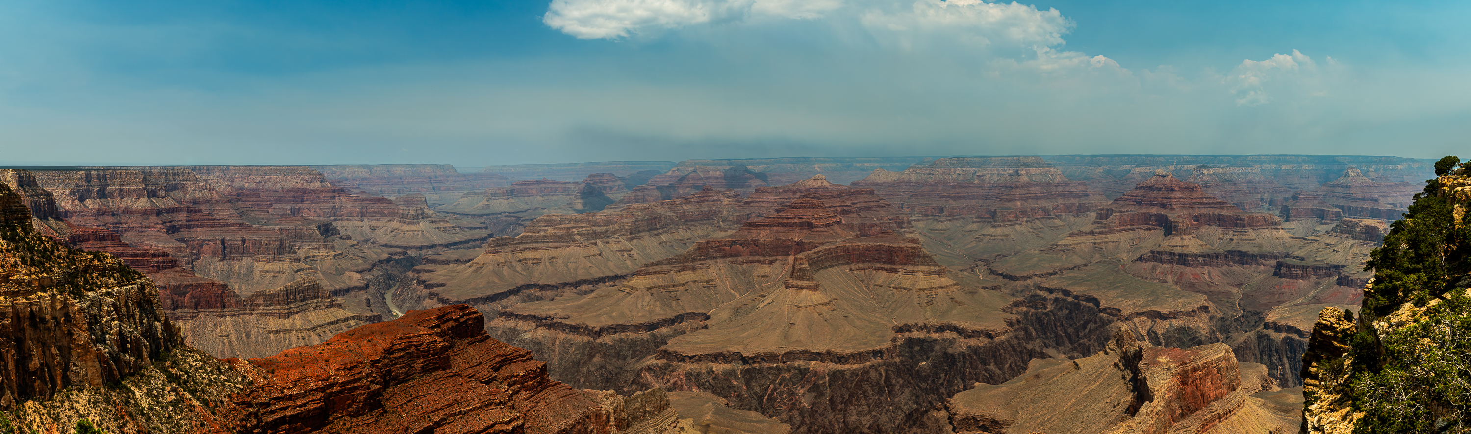 Parc National du Grand Canyon, nord de l’Arizona. Roches creusées par le fleuve Colorado (1,7 milliard d’années).  Des falaises de 1,6 km de profondeur et un canyon de 446 km de long et 29 km de large.