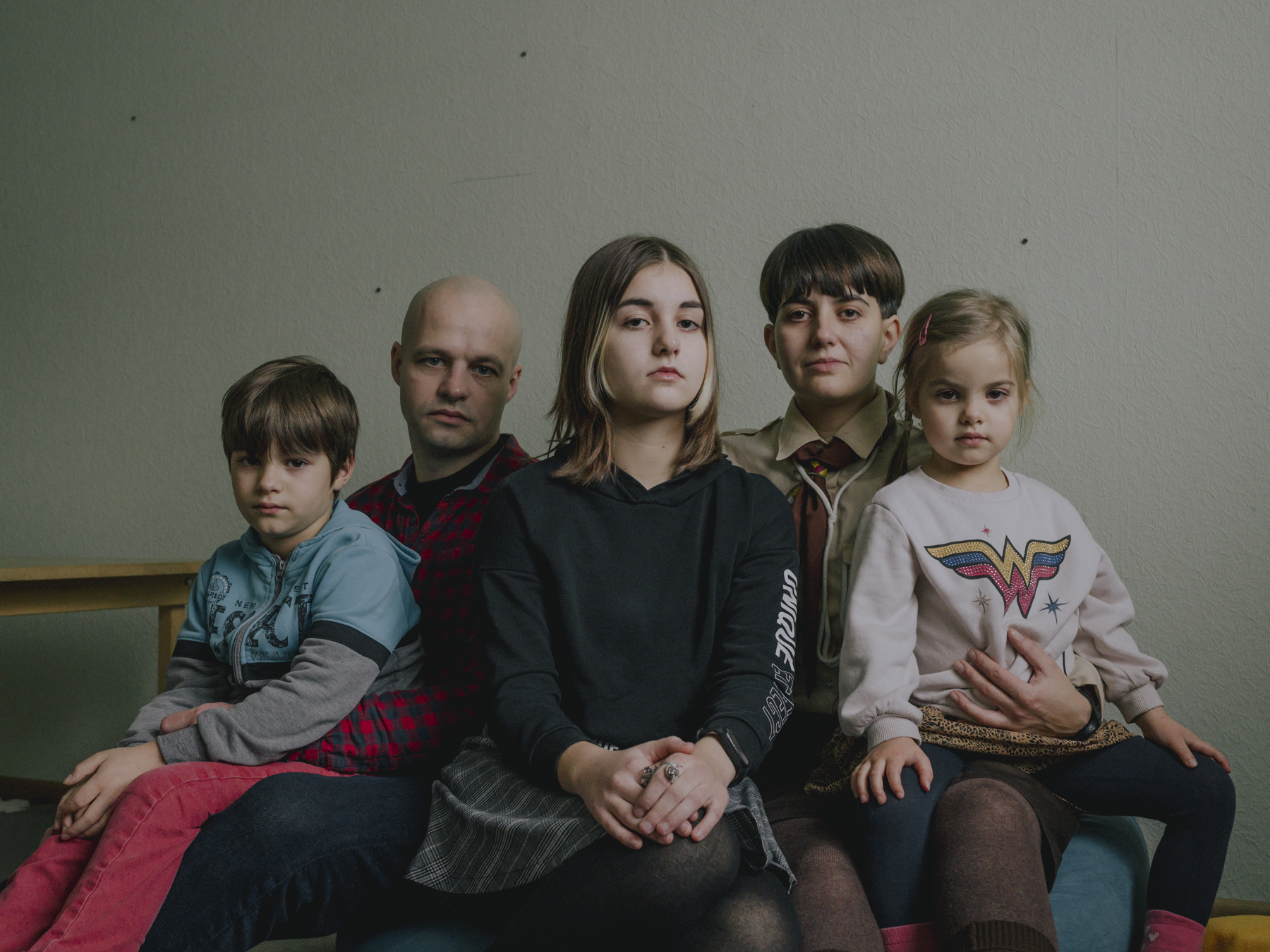 Oleg, who according to the law, does not have to fight as a father of 3 children, nevertheless went to the front and was seriously injured. Since a few months he is in the rehabilitation program in Kyiv and back with his family, who pose here together for a portrait in the south of Kyiv.