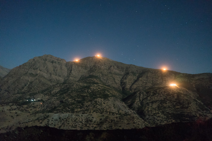 Zale, Kurdistan, Irak. Juin 2017. Lumi&egrave;res des postes de garde iraniens.