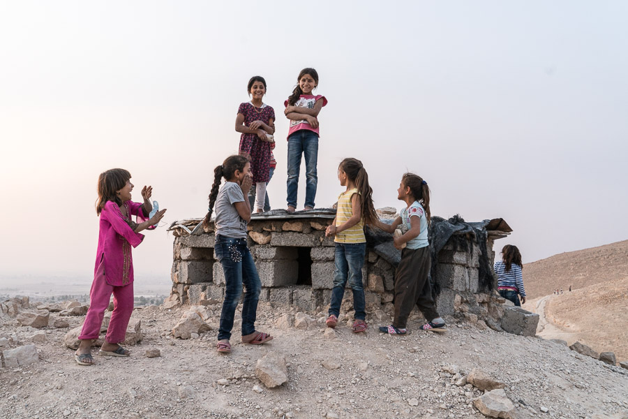 Camp de Maxmur, Irak. Les enfants et les jeunes s'échappent dans la montagne pour se distraire.