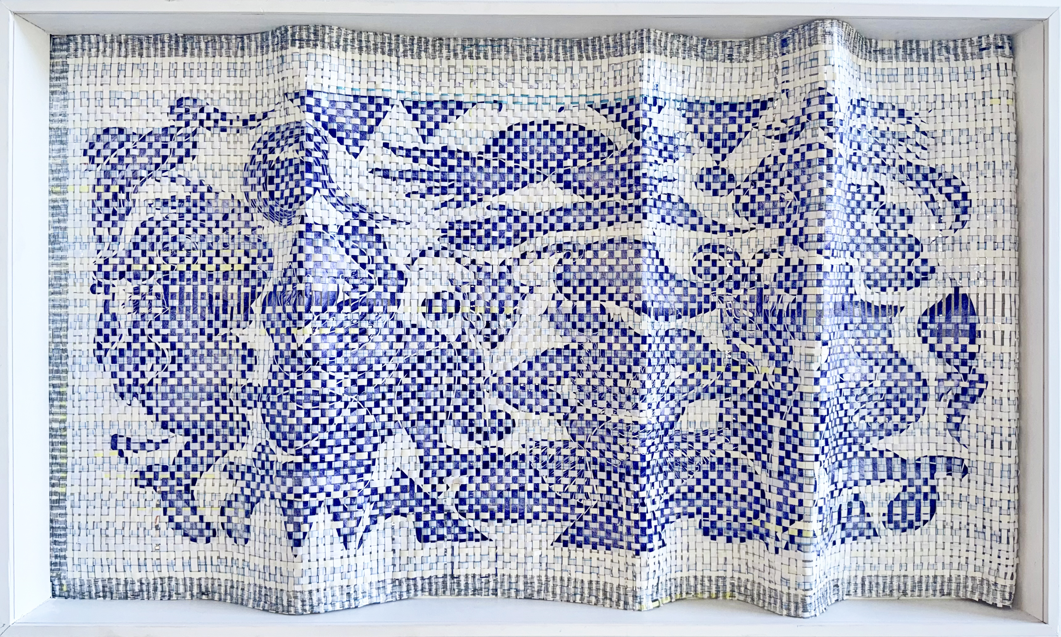 Safa Attyaoui, Entre onde et souffle, la trame, Dessin au stylo et tissage de papier, 100x170x14.5cm, 2025