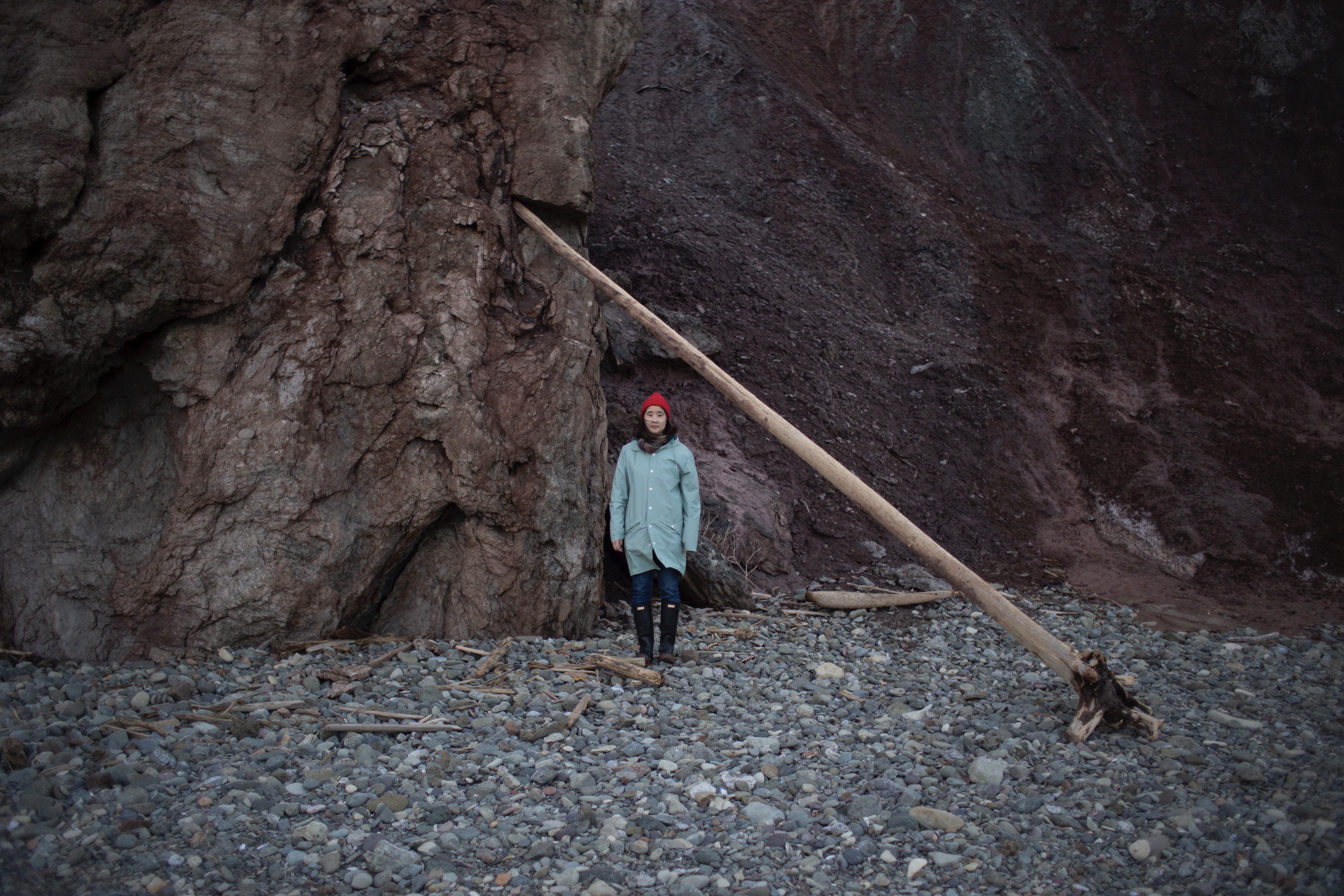 Alphiya Joncas, Tendre des toits sous les falaises, 2020, photographie numérique, performance, dimensions variables. © Alphiya Joncas.